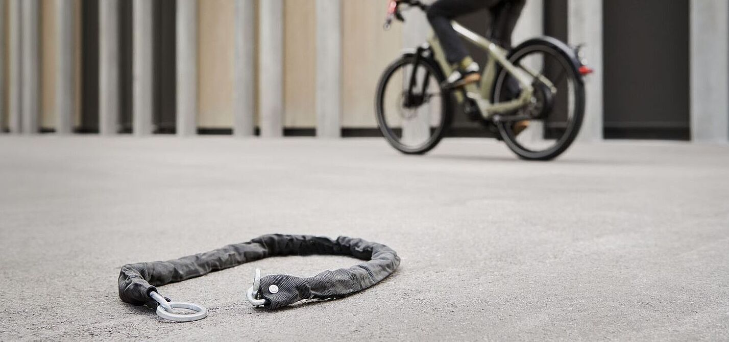 Vermeintlicher Fahrraddiebstahl Fahrradfahrer fährt an einem Fahrradschloss vorbei, das auf dem Boden liegt.
